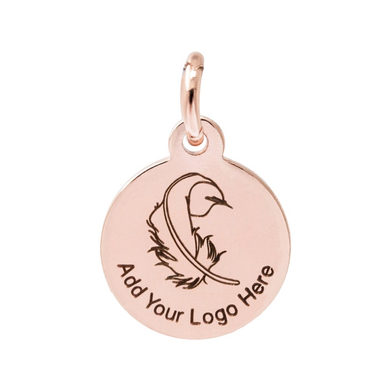 K&ouml;nnte beinhalten: Runder Anh&auml;nger in Ros&eacute;gold mit Federdesign und dem Text "Add Your Logo Here". Der Anh&auml;nger hat oben eine kleine Schlaufe zum Befestigen an einer Kette. Die Feder ist eine detaillierte, stilisierte Illustration.