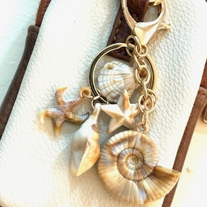 Shell portemonnee bedel sleutelhanger voor handtassen, portemonnee hanger, handtas portemonnee sieraden. Cadeau voor haar, strandsieraden, oceaanliefhebber, strand, zee geïnspireerd