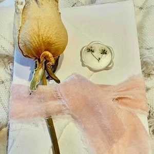 Carta de amor de San Valentín con cita personalizada, papel con bordes desbarbados hecho a mano, mecanografiado con cinta de terciopelo, rosa secada a mano, sello de cera con aroma a aliento de bebé