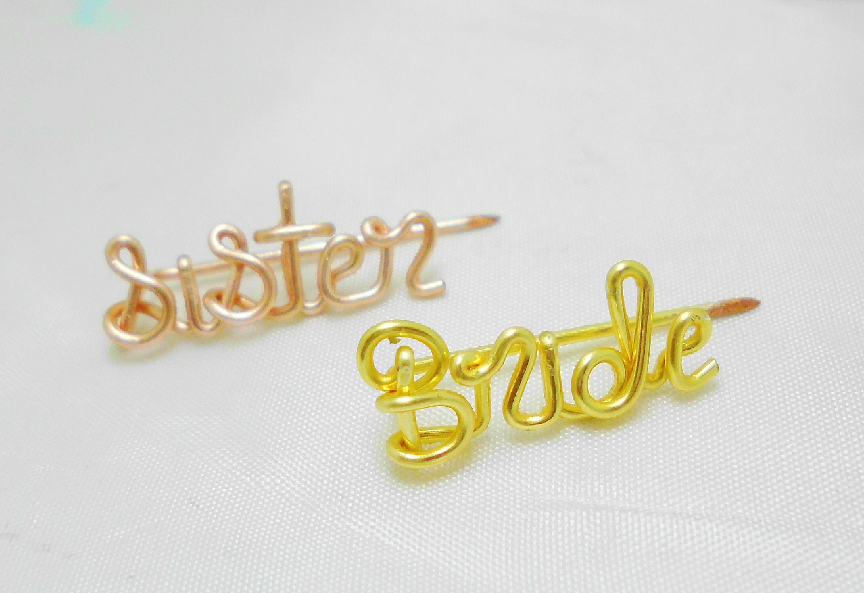 брошь эльф с желанием. брошь со словом. брошка слова из букв. брошка слова из букв. брошь с надписью.