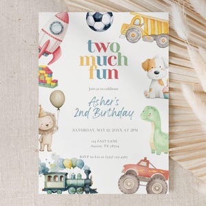 Peut inclure: Une invitation d'anniversaire de style aquarelle avec le texte "two much fun" et "Asher's 2nd Birthday". Le design comprend des illustrations d'une fusée, d'un ballon de foot, d'un camion benne, d'un chien, d'un dinosaure, d'un lion, d'un train, d'un monster truck et de ballons.
