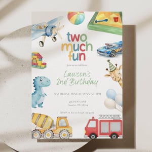 Può includere: Un invito di compleanno in stile acquerello con il testo "two much fun" e "Lawson's 2nd Birthday". Il design include illustrazioni di un aereo, un dinosauro, un'auto da corsa e altri giocattoli. L'invito è su uno sfondo neutro.