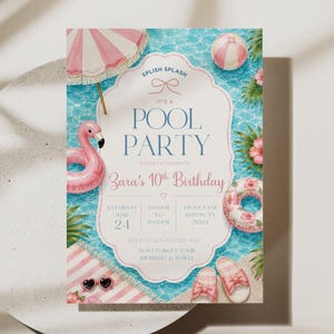 Puede incluir: Una tarjeta de invitación rectangular para una fiesta en la piscina con un fondo de piscina azul, un flotador de flamenco rosa, una sombrilla a rayas, una pelota de playa, anillos de natación florales, sandalias rosas y gafas de sol.
