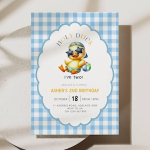 Może przedstawiać: Zaproszenie urodzinowe z niebiesko-białym wzorem w kratkę vichy. Zaproszenie zawiera kreskówkową kaczkę w okularach przeciwsłonecznych i kapeluszu. Tekst na zaproszeniu brzmi "Holy Duck, I'm two!" oraz szczegóły urodzin Ashera.