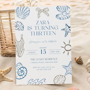 Könnte beinhalten: Eine weiße Einladungskarte mit blauen und beigen Illustrationen von Muscheln und einem Badeanzug. Der Text lautet "Zara wird dreizehn" und enthält Details zur Veranstaltung am 15. August.