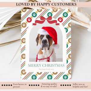 Op de afbeelding: Een kerstkaart met een Sint-Bernardhond met een kerstmuts en een rode kralenketting. De kaart heeft een decoratieve rand met pootafdrukken, strikken en de tekst "MERRY CHRISTMAS". De tekst "The Jones family 2025" is ook opgenomen.