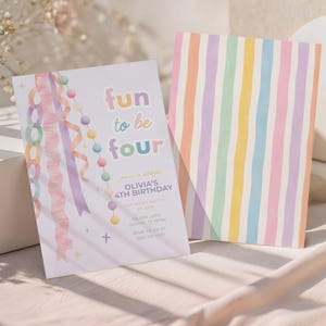 Op de afbeelding: Een rechthoekige verjaardagsuitnodiging met de tekst 'fun to be four' en 'OLIVIA'S 4TH BIRTHDAY', versierd met slingers en een kralenslinger. Daarnaast ligt een bijpassende kaart met verticale pastelkleurige regenboogstrepen.