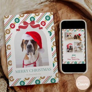 Op de afbeelding: Een kerstkaart met een hond met een kerstmuts, met de tekst "MERRY CHRISTMAS" en "The Jones family 2025". De kaart heeft een feestelijk ontwerp met pootafdrukken en een rode strik. Een smartphone toont een fotocollage.