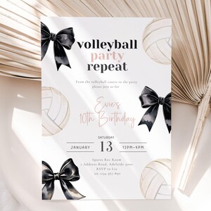 Peut inclure: Une invitation d'anniversaire sur le th&egrave;me du volley-ball avec le texte "volleyball party repeat". L'invitation pr&eacute;sente des n&oelig;uds noirs, des illustrations de volley-ball et le texte "Evie's 10th Birthday". La date est le 13 janvier, de 12h &agrave; 16h.