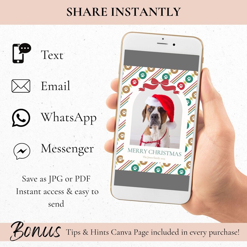 Op de afbeelding: Een smartphone toont een kerstkaart met een hond met een kerstmuts. De kaart heeft een feestelijk ontwerp met pootafdrukken en een rode strik. De telefoon biedt opties om te delen via sms, e-mail, WhatsApp en Messenger. Tekst: "DIRECT DELEN".