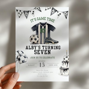 Puede incluir: Una invitación de cumpleaños con temática de fútbol con el texto "IT'S GAME TIME" y "ALBY'S TURNING SEVEN". El diseño incluye una camiseta de fútbol, un balón y tacos. También se presenta una tarta de balón de fútbol y globos.