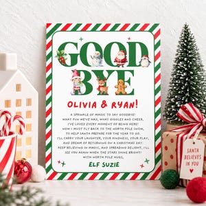 Könnte beinhalten: Ein rechteckiges Weihnachtsschild mit rot-grün gestreiftem Rand. Der Text GOOD BYE ist in großen grünen Buchstaben gehalten und mit Illustrationen eines Schneemanns, Weihnachtsmanns, Pinguins, Elfen, Rentiers und Lebkuchenmanns verziert. Darunter steht OLIVIA & RYAN! sowie ein Gedicht, signiert von ELF SUZIE.
