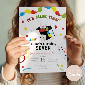 Op de afbeelding: Een kleurrijke uitnodiging met de tekst "IT'S MAGIC TIME!" en "Ollie's turning SEVEN." Het ontwerp bevat een goochelaarshoed, speelkaarten, sterren en een konijn. De uitnodiging is voor een goochelshow.