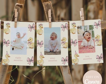Op de afbeelding: Drie mijlpaalfotokaarten voor baby's vastgeklemd aan een houten constructie. Elke kaart bevat een babyfoto, een roze strik en een gele eendenillustratie. De kaarten tonen de tekst "acht maanden", "negen maanden" en "tien maanden".