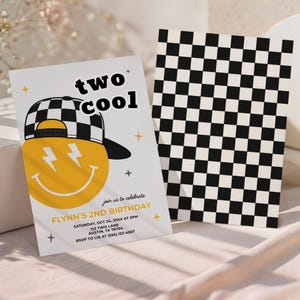 Könnte beinhalten: Eine Geburtstagseinladungskarte mit einem gelben Smiley, der eine schwarz-weiß karierte Baseballkappe trägt, mit dem Text two cool. Die Karte enthält Veranstaltungsdetails für den 2. Geburtstag von Flynn und eine passende schwarz-weiß karierte Karte.