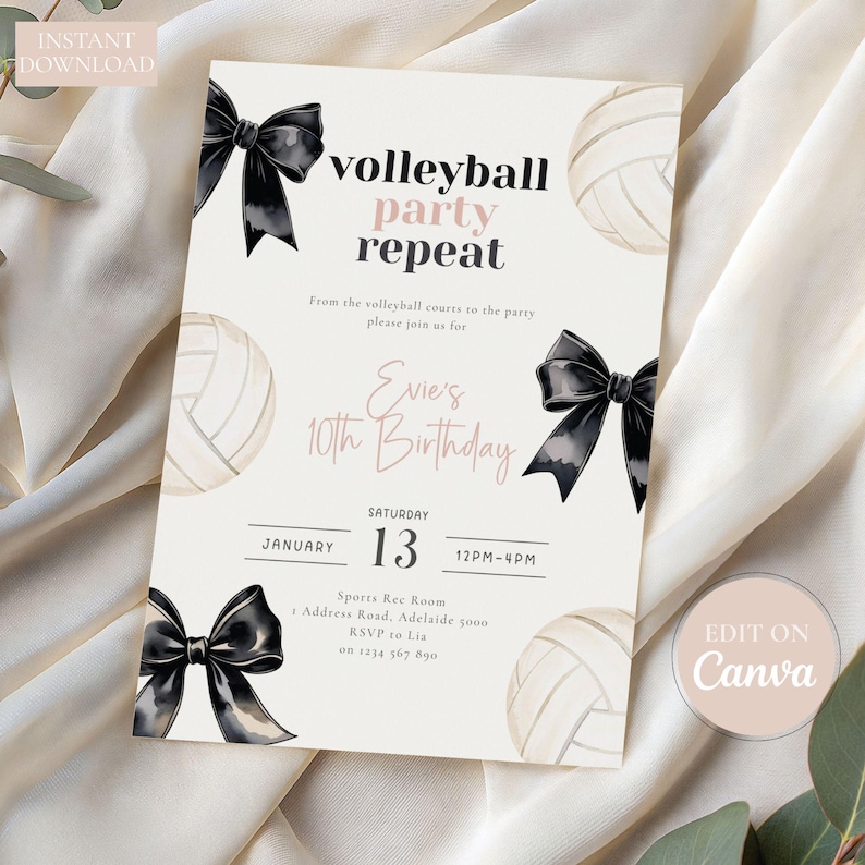 Peut inclure: Invitation de f&ecirc;te sur le th&egrave;me du volley-ball avec le texte "volleyball party repeat". L'invitation pr&eacute;sente des n&oelig;uds noirs, des illustrations de volley-ball et des d&eacute;tails de l'&eacute;v&eacute;nement, notamment la date, l'heure et le lieu. Le texte "Evie's 10th Birthday" est &eacute;galement inclus.