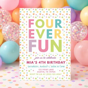 Op de afbeelding: Een rechthoekige verjaardagsuitnodigingskaart met een kleurrijke sterrenpatroonachtergrond. De tekst luidt: FOUR EVER FUN, join us to celebrate, MIA'S 4TH BIRTHDAY, SATURDAY, AUGUST 1, 20XX AT 2PM, 123 FOUR LANE, AUSTIN, TX 78704, RSVP TO LIA AT (555) 123-4567.