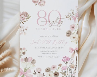 Peut inclure: Invitation d'anniversaire pour les 80 ans avec des éléments floraux. Le texte "80 Years Loved" est en rose clair, avec la date, l'heure et le lieu. Le design comprend des fleurs et des nœuds à l'aquarelle.