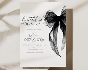 Puede incluir: Una tarjeta de invitación rectangular blanca para una cena de cumpleaños con un gran lazo negro estilo acuarela a la derecha. El texto dice: Birthday DINNER, please join us to celebrate, Olivia's 30th Birthday, SATURDAY, JULY 8, 20XX AT 8PM, 123 FIFTY LANE, SANTA BARBARA CA 93101, RSVP to Liz at (555) 123-4567.