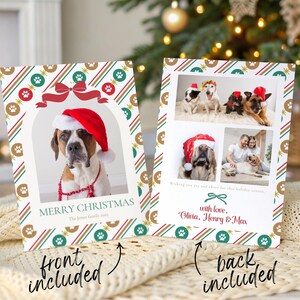 Op de afbeelding: Kerstkaarten met een hond met een kerstmuts op de voorkant. De achterkant toont foto's van honden en een stel met een hond, met de tekst "Wij wensen u vreugde en vrolijkheid in deze feestdagen."