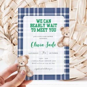 Invito per baby shower "We Can Bearly Wait", invito per orsacchiotto, invito per baby shower con orsetto, modello modificabile Canva con motivo a quadretti blu e verde