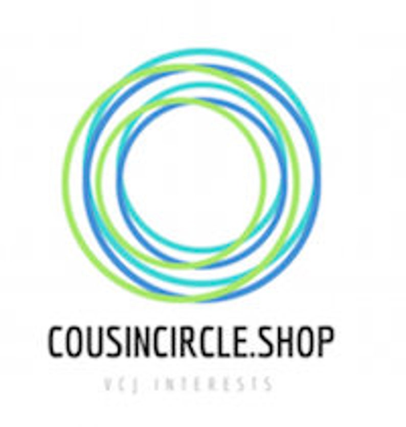 Puede incluir: Un juego de tres tazas de cer&aacute;mica con un acabado mate moteado. Las tazas son en tonos grises, blancos y negros. Cada taza tiene un dise&ntilde;o simple y moderno y un asa redondeada. Las tazas est&aacute;n apiladas.