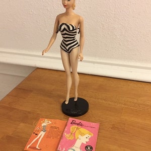 Puede incluir: Un juego de tres tazas de cer&aacute;mica con un acabado moteado y mate. Las tazas son en tonos crema, gris claro y gris oscuro. Cada taza tiene un dise&ntilde;o simple y minimalista y un asa redondeada.