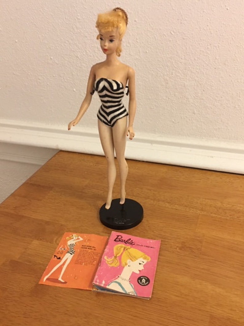 Puede incluir: Un juego de tres tazas de cer&aacute;mica con un acabado moteado y mate. Las tazas son en tonos crema, gris claro y gris oscuro. Cada taza tiene un dise&ntilde;o simple y minimalista y un asa redondeada.