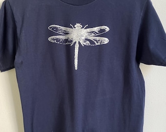 Dragonfly Barn T-shirt marinblå bomull silver insektstryck storlek Large 9-11 år