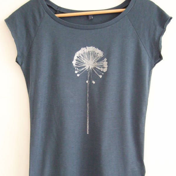 Allium Seedhead Silver T-shirt pour femme bleu denim à tête de graine de plante sérigraphiée T-shirt éthique en bambou et coton biologique