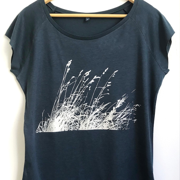 T-shirt en bambou pour femme Wild Grasses avec sérigraphie bleu denim en coton biologique, t-shirt slim fit