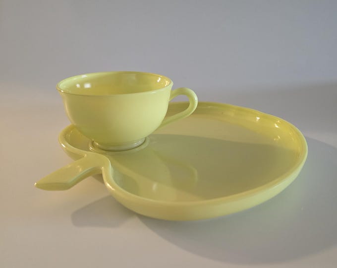 HAZEL ATLAS Apple Luncheon Snack Plate and Cup Set in Yellow