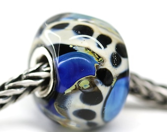 Pingente de vidro europeu para joias com furo grande, azul e preto, feito à mão com vidro soprado e núcleo de prata.
