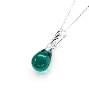 Türkisgrüne Glastropfen Halskette Teardrop Anhänger auf Kette