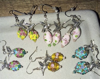 Pendientes de colibrí; pendientes florales de colibrí; aretes de primavera; pendientes de pájaros; pendientes de flores: pendientes florales