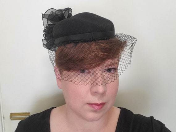 Vintage Cocktail Hat - Black Fascinator for Women - 1950s  display picture 3