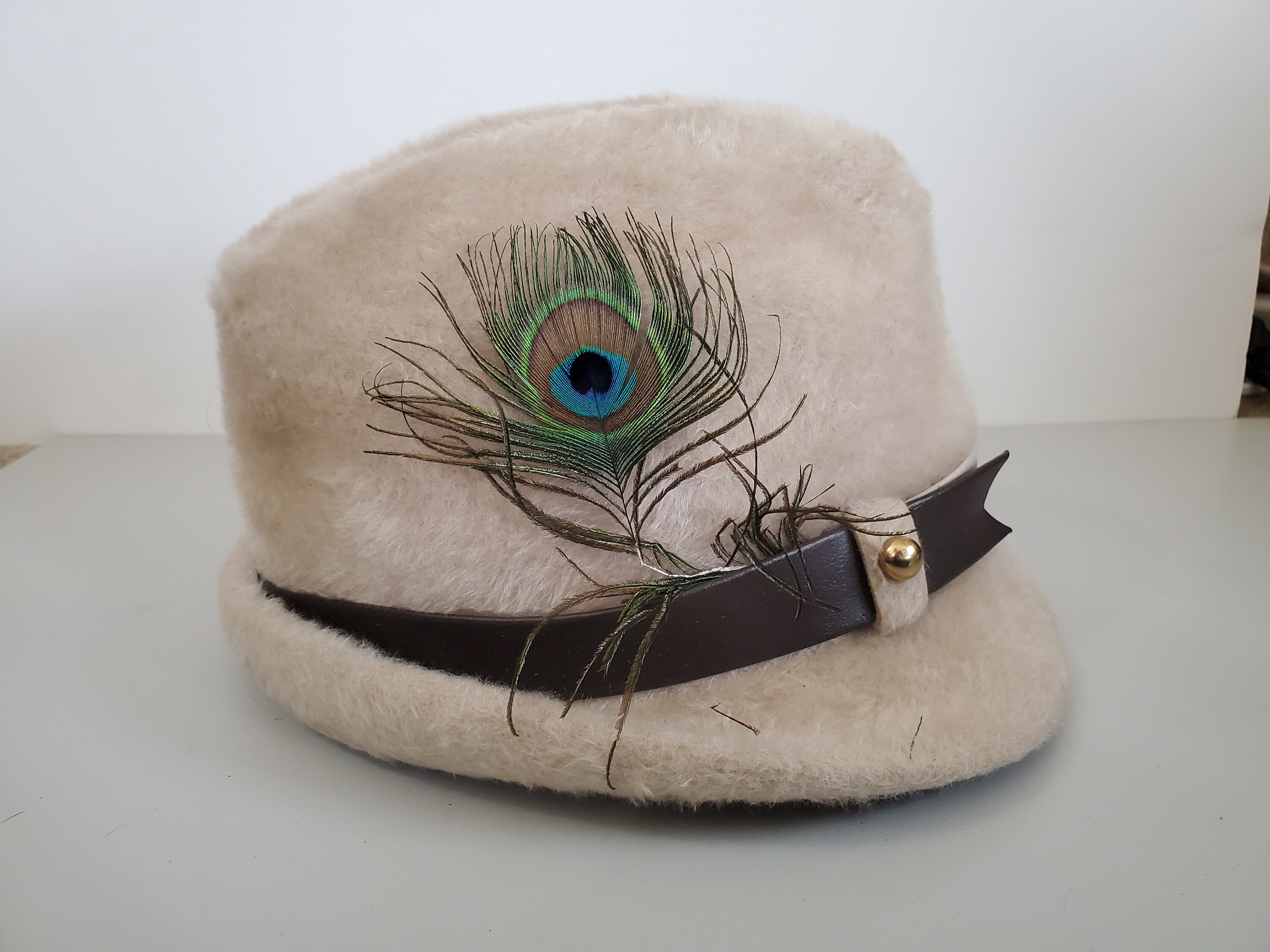 Vintage Fedora With Peacock Feather - Ivory/beige - 1960s  display picture 1