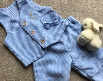 Peter Rabbit Babykleding, gepersonaliseerd, gilet, broek, vlinderdas, doopoutfit, eerste verjaardagskleding, jongensdooppak, cadeau