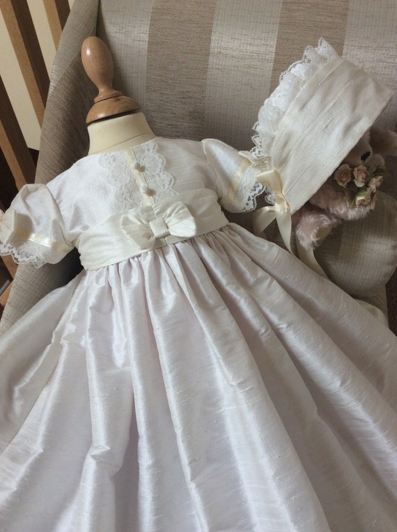 Abito Battesimo Neonato In Pizzo Avorio Con Cofano - Elegante E Delicato