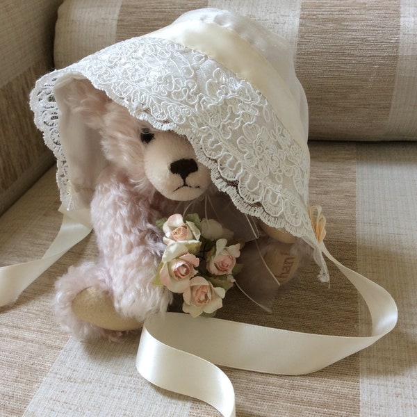 Christening bonnet with lace trim, Baptism hat for baby, Ivory bonnet with lace, Silk christening bonnet, Taufkleid