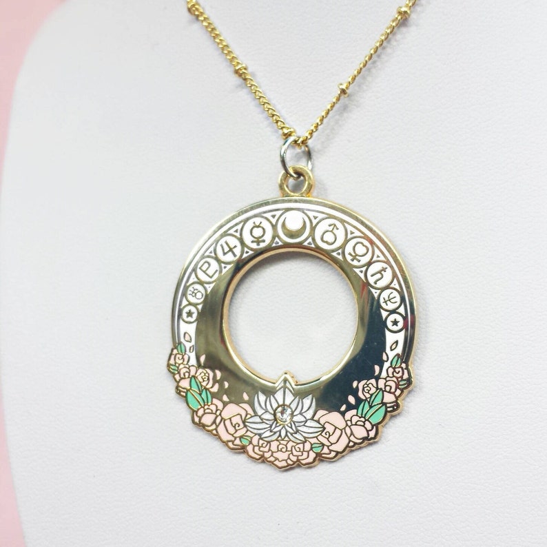 Magische Mädchen-Mondsichel-Emaille-Halskette Sailor Moon Scouts Senshi-Anhänger 26 Zoll vergoldete Kette einzigartiges Jugendstil-Geschenk Bild 4