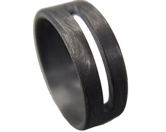 Ring van koolstofvezel: zwarte band met moderne uitsparing, herentrouwring