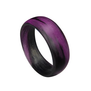 Anillo luminoso jaspeado morado y negro de fibra de carbono