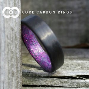 Anello unidirezionale in fibra di carbonio con paillettes viola all&#39;interno