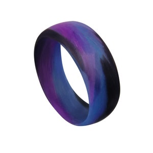 Anillo luminoso de fibra de carbono morado/azul/negro jaspeado para hombre o mujer, Hecho a mano, Banda brillante negra, azul y violeta, Anchos de banda personalizados