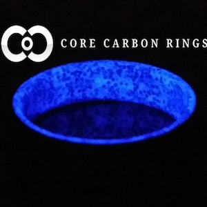 Anillo de fibra de carbono con brillo morado con interior brillante de color morado.