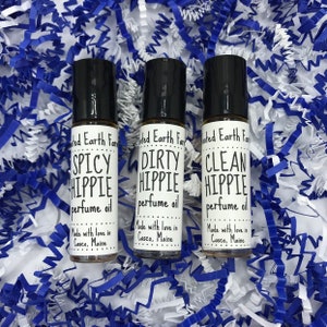 Pu&ograve; includere: Tre piccoli flaconi di vetro con tappi a rullo neri ed etichette bianche. Le etichette recitano "Spicy Hippie perfume oil", "Dirty Hippie perfume oil" e "Clean Hippie perfume oil". Ogni flacone &egrave; etichettato con "Made with love in Casco, Maine".