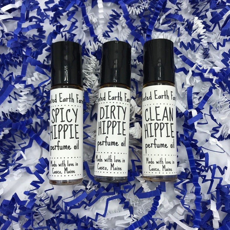 Pu&ograve; includere: Tre piccoli flaconi di vetro con tappi a rullo neri ed etichette bianche. Le etichette recitano "Spicy Hippie perfume oil", "Dirty Hippie perfume oil" e "Clean Hippie perfume oil". Ogni flacone &egrave; etichettato con "Made with love in Casco, Maine".