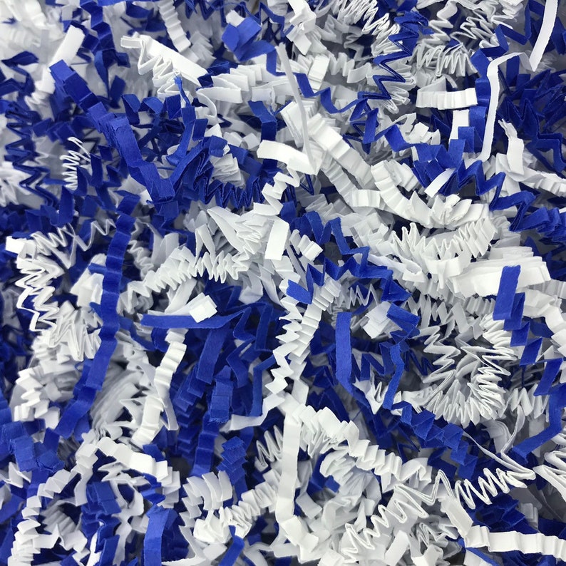 Pu&ograve; includere: Carta crespa blu e bianca, comunemente usata come materiale di imballaggio per regali e oggetti fragili.