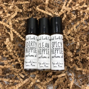 Pu&ograve; includere: Tre piccoli flaconi di vetro con tappi a rullo neri. Ogni flacone ha un'etichetta bianca con testo nero che recita "Dirty Hippie perfume oil", "Clean Hippie perfume oil" e "Spicy Hippie perfume oil". Ogni etichetta include anche il testo "Made with love in Casco, Maine".